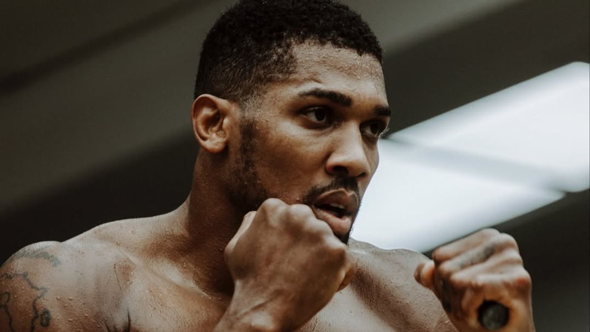 Anthony Joshua saat berlatih, dengan masa depan comeback di ring tinju masih menjadi tanda tanya.