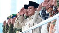 Presiden Prabowo Subianto memberi hormat kepada prajurit TNI pada peringatan HUT ke-80 TNI di Monas sebagai representasi bahasa militeristik di ruang publik.