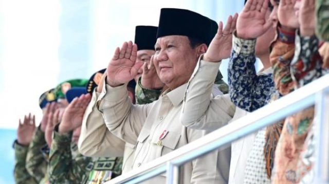 Presiden Prabowo Subianto memberi hormat kepada prajurit TNI pada peringatan HUT ke-80 TNI di Monas sebagai representasi bahasa militeristik di ruang publik.