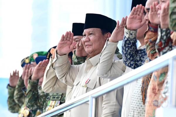 Presiden Prabowo Subianto memberi hormat kepada prajurit TNI pada peringatan HUT ke-80 TNI di Monas sebagai representasi bahasa militeristik di ruang publik.