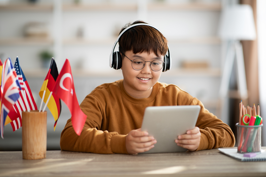 Ilustrasi aktivitas multilingualisme dan penuaan dini: seorang lansia membaca buku bahasa asing sambil berdiskusi, menggambarkan latihan kesehatan otak untuk memperlambat penuaan dini