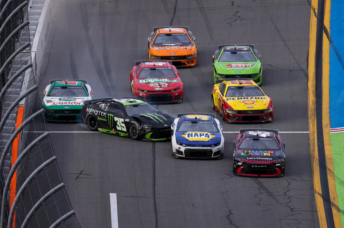 Daytona 500 2026, Tyler Reddick memenangkan balapan ketika Chase Elliott, Riley Herbst, Brad Keselowski, Joey Logano, dan Ricky Stenhouse Jr. mengalami kecelakaan di lintasan Daytona.