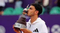Francisco Cerundolo mengangkat trofi Argentina Open 2026 di Buenos Aires.