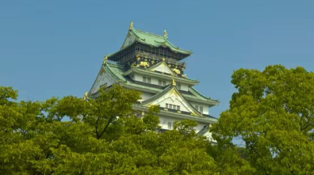 Osaka Castle di Osaka, Jepang, tujuan wisata populer yang mudah dijangkau melalui penerbangan tengah malam Korean Air rute Kansai–Incheon.