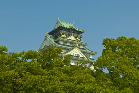Osaka Castle di Osaka, Jepang, tujuan wisata populer yang mudah dijangkau melalui penerbangan tengah malam Korean Air rute Kansai–Incheon.