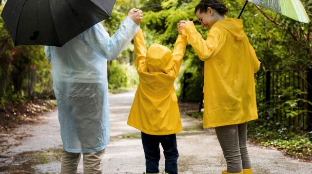 Ilustrasi liburan musim hujan di destinasi kota paling dicari saat musim hujan di Indonesia 2026