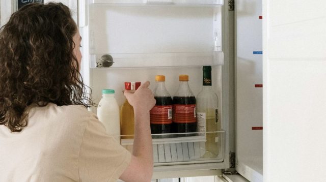 Makanan di pintu kulkas berupa telur dan mentega yang diletakkan di rak pintu kulkas dengan suhu tidak stabil.