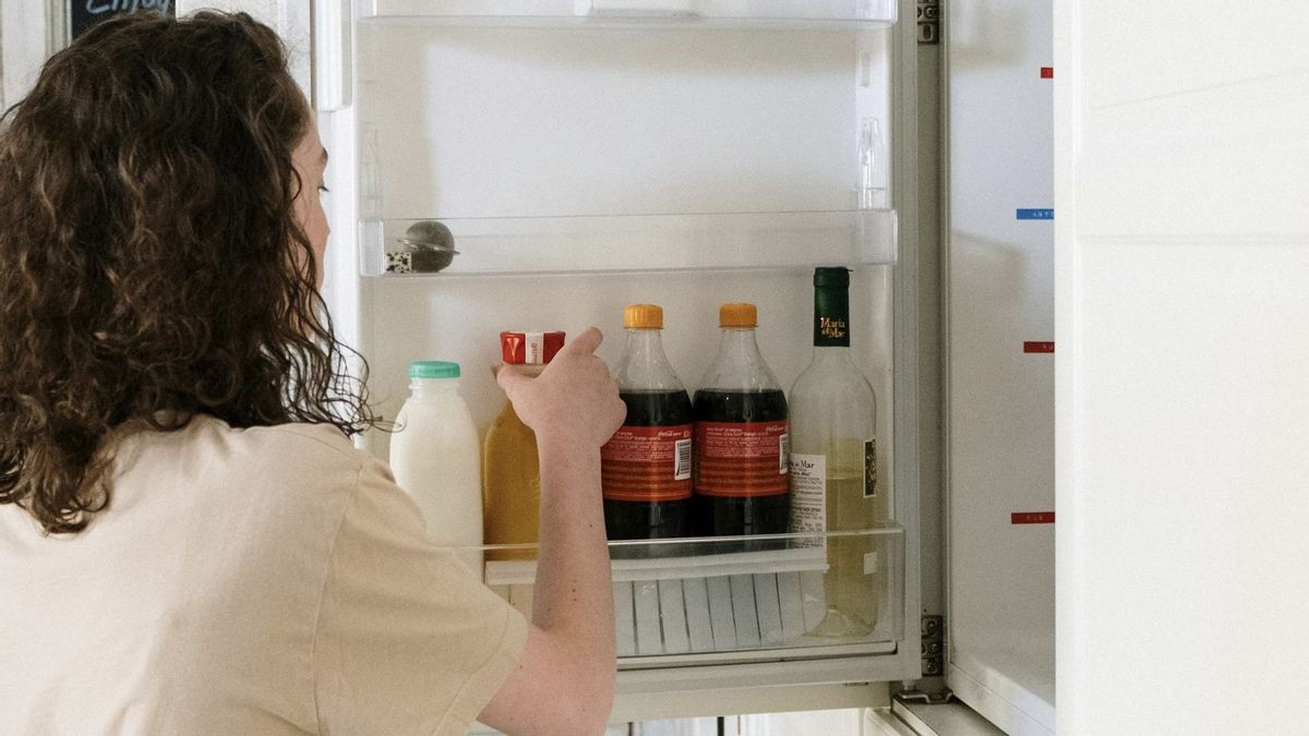 Makanan di pintu kulkas berupa telur dan mentega yang diletakkan di rak pintu kulkas dengan suhu tidak stabil.