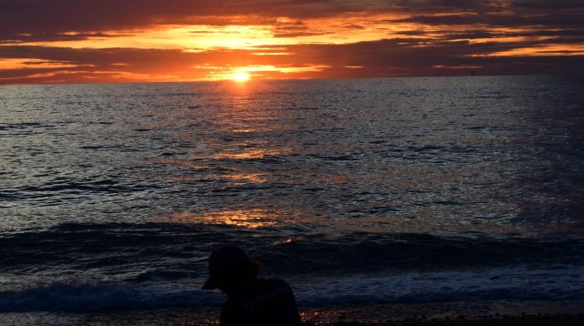Pemantauan Hilal Ramadan 2026 di salah satu titik rukyat Kemenag, tim pengamat mengamati posisi bulan saat matahari terbenam.