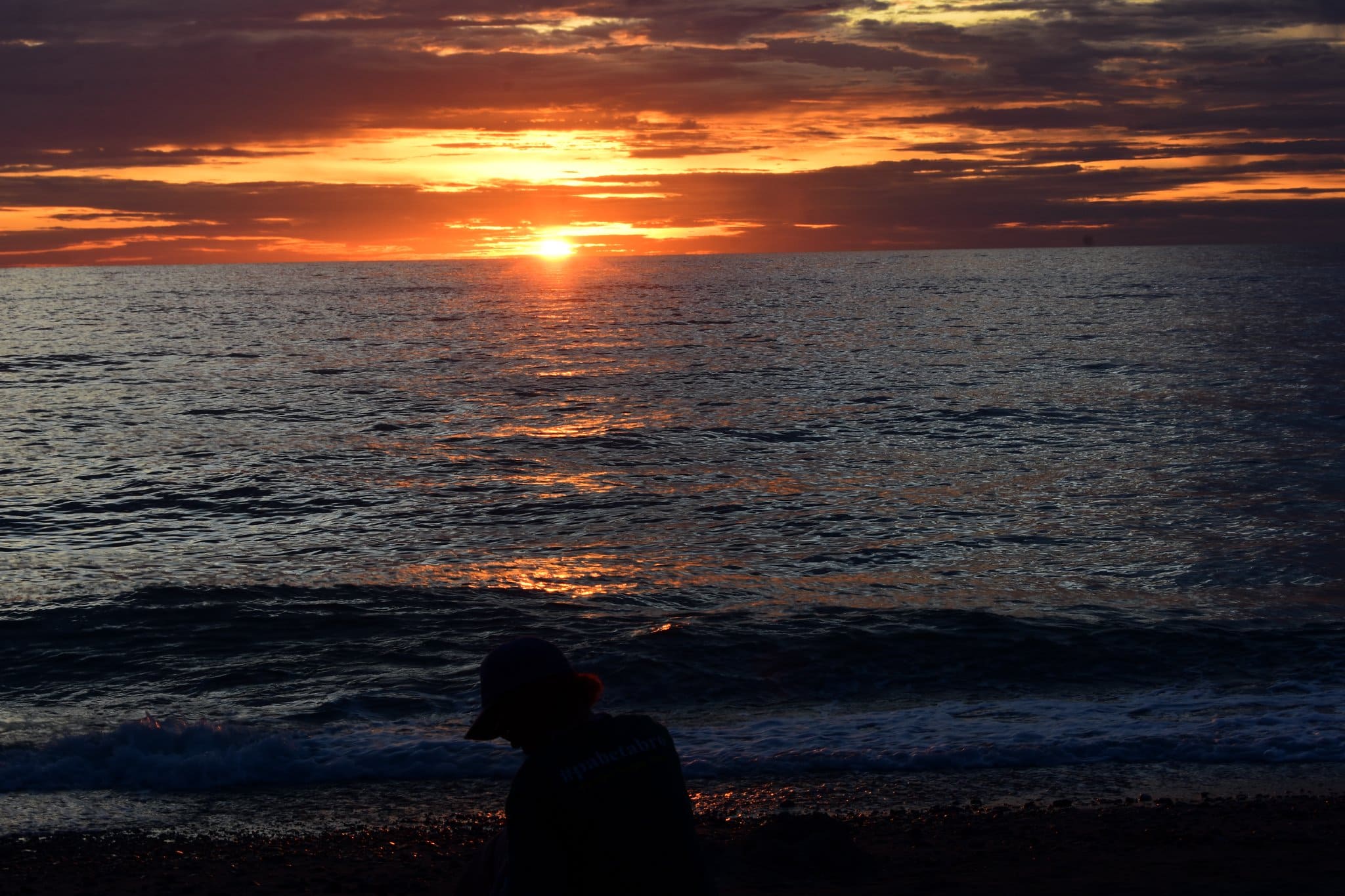 Pemantauan Hilal Ramadan 2026 di salah satu titik rukyat Kemenag, tim pengamat mengamati posisi bulan saat matahari terbenam.