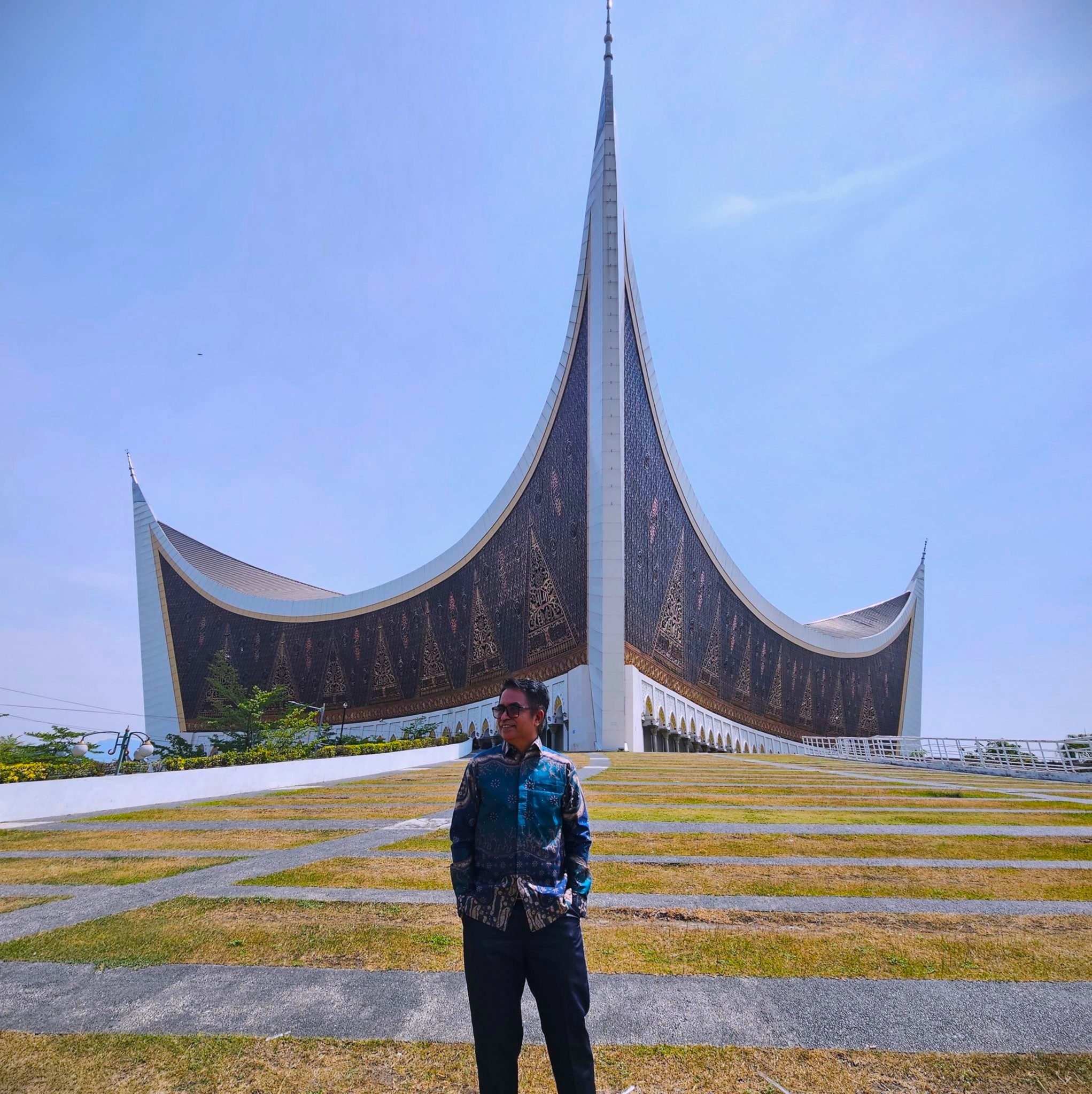 Hardi Kadisdikbud Kota Palu meninjau situs bersejarah di Indonesia