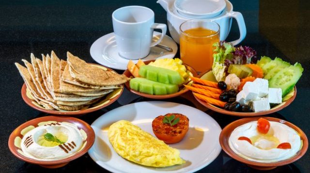 Rekomendasi menu sahur praktis dan bergizi berupa nasi, telur, sayur, dan buah untuk sahur sehat dan bertenaga.