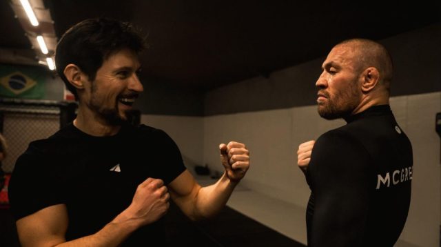Telegram Didenda: CEO Telegram Pavel Durov berdiri di samping petarung MMA Conor McGregor dalam foto yang dibagikan melalui akun X @TheNotoriousMMA.