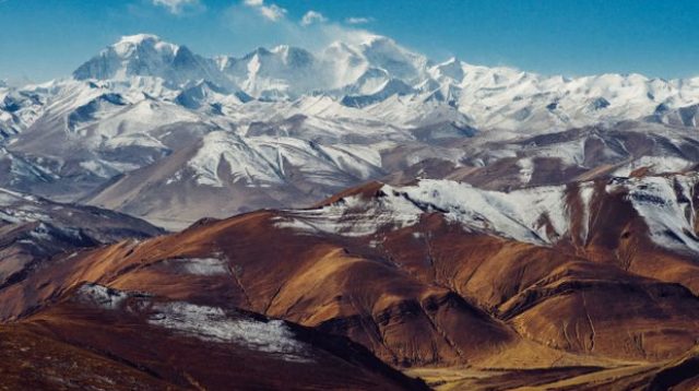 Lanskap epik Pegunungan Himalaya menjadi latar utama dalam *The Last of Earth*, menggambarkan medan ekstrem dan sunyi yang membingkai ambisi, eksplorasi, dan pergulatan sejarah di Tibet abad ke-19.