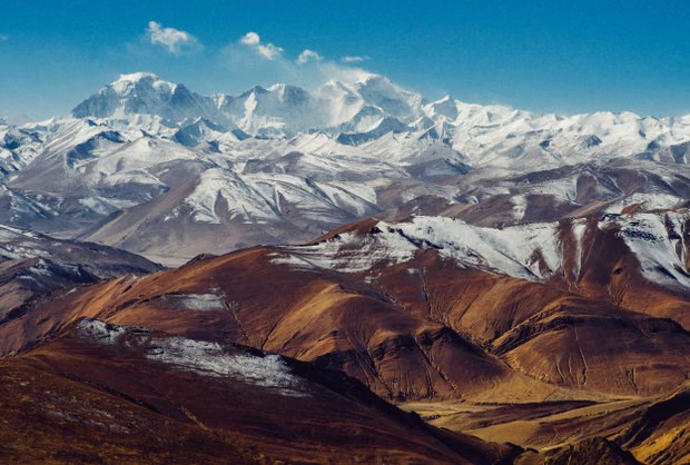 Lanskap epik Pegunungan Himalaya menjadi latar utama dalam *The Last of Earth*, menggambarkan medan ekstrem dan sunyi yang membingkai ambisi, eksplorasi, dan pergulatan sejarah di Tibet abad ke-19.