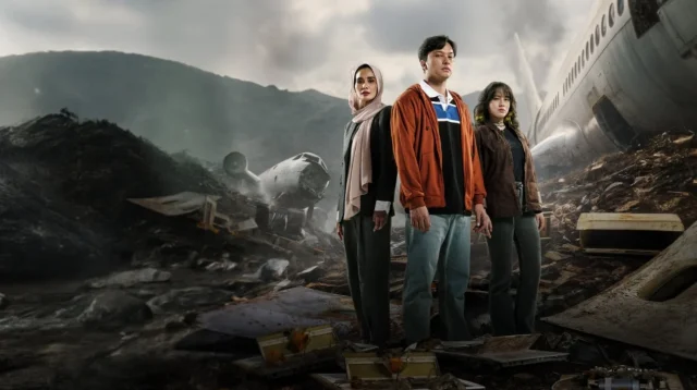 Pemeran utama film *Tukar Takdir* (2025) yang dibintangi Nicholas Saputra, Adhisty Zara, dan Marsha Timothy dalam cuplikan adegan resmi Netflix.