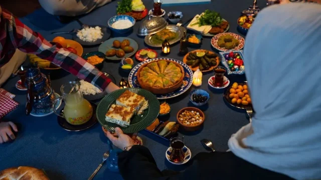 Bukber Gratis di Kantor Gubernur Sulteng di Kota Palu diikuti ribuan warga saat Ramadan.