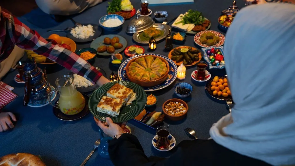 Bukber Gratis di Kantor Gubernur Sulteng di Kota Palu diikuti ribuan warga saat Ramadan.