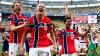 Fakta Menarik Norwegia: Erling Haaland merayakan kemenangan Norwegia atas Brasil pada babak 16 besar Piala Dunia 2026 dengan latar bendera nasional Norwegia.